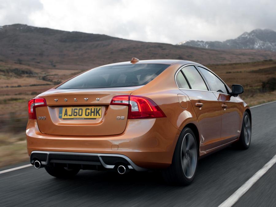  Volvo S60 R-Design 2010 года  (UK) (фото 4 из 12)